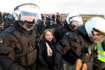 Polizisten tragen die schwedische Klimaaktivistin Greta Thunberg: Thunberg war zuvor auf einer Klimaschutz-Demonstration gesehen worden.