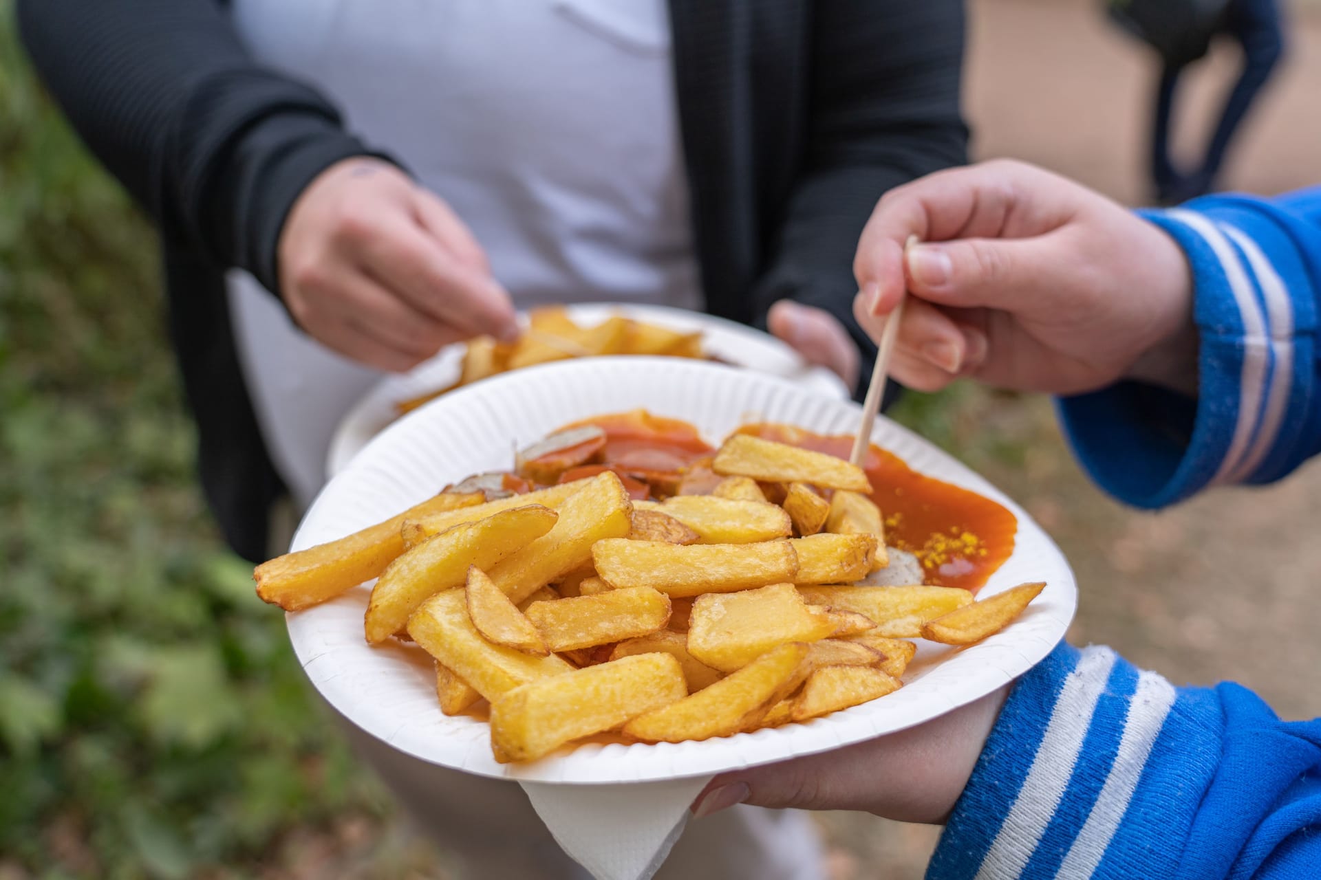 Eine Currywurst mit Pommes (Symbolbild): Anders als in einem Nürnberger Imbiss kostete dieses Menü sicher keine 100 Euro.