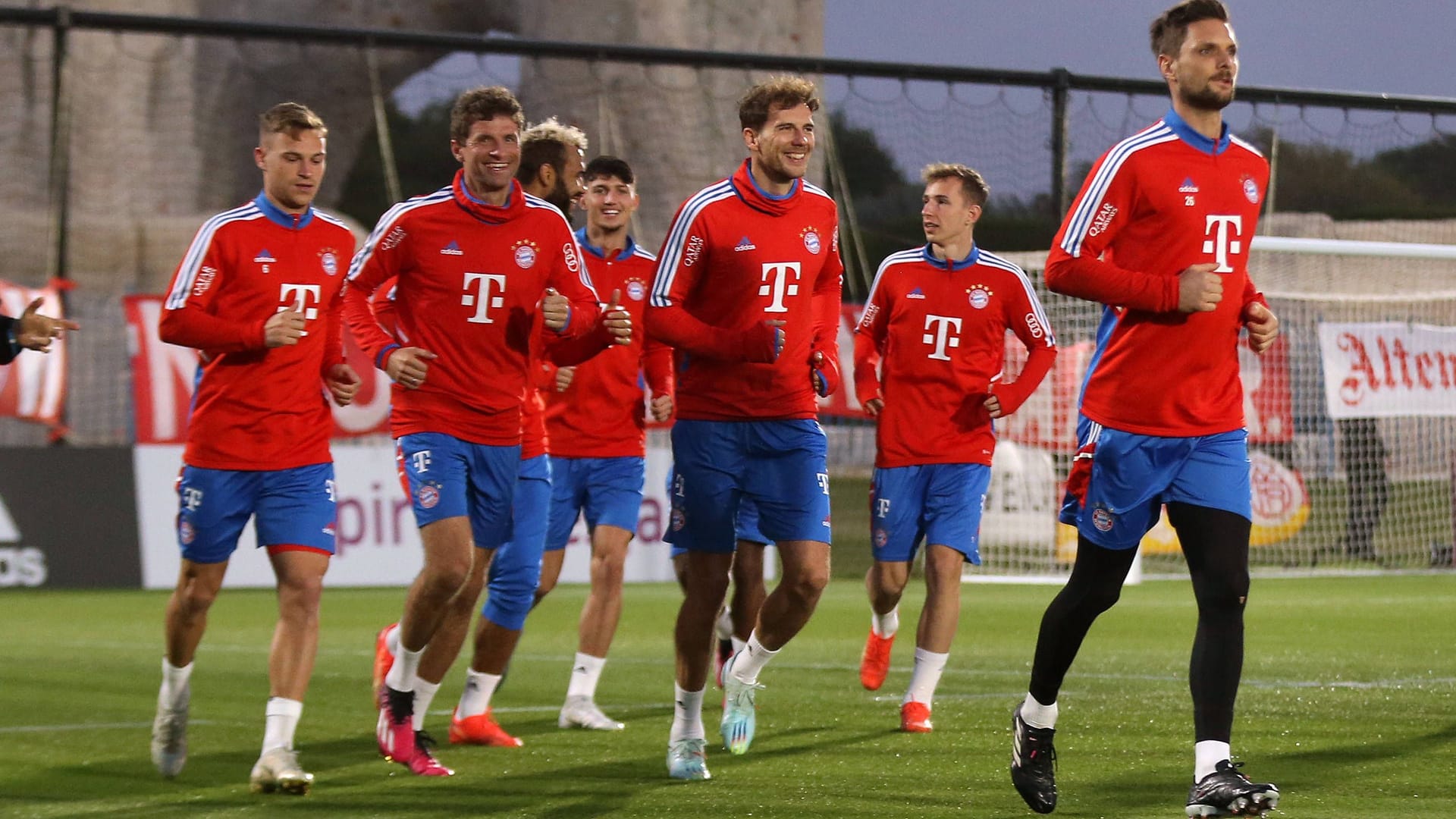 Joshua Kimmich und Thomas Müller (v.l.): Die beiden Nationalspieler wollen dem WM-Frust Erfolge mit dem FC Bayern folgen lassen.