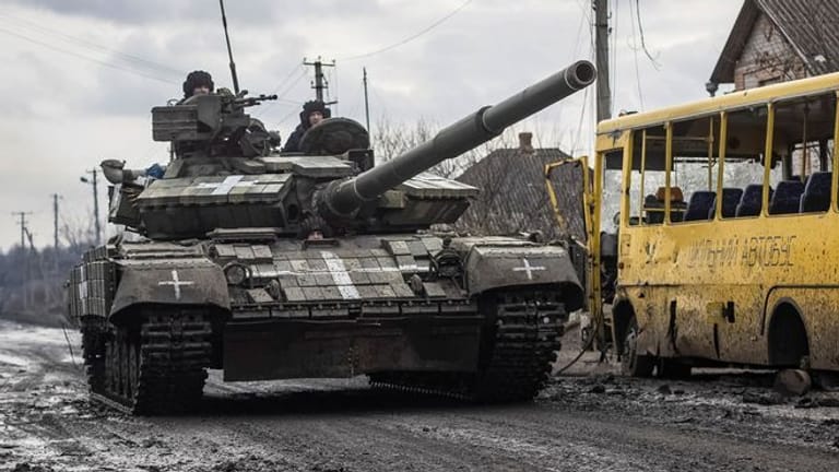 Bislang lieferte der Westen nur Kampfpanzer sowjetischer Bauart an die Ukraine: Das wird sich nun ändern.