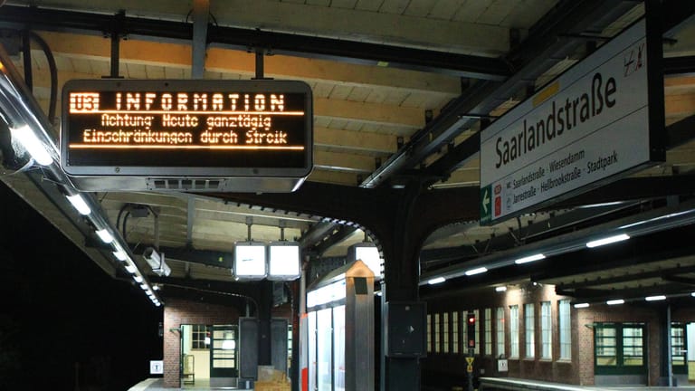 Ein menschenleerer U-Bahnsteig in Hamburg (Archivbild): Bereits im Oktober hatte Verdi die Hochbahn-Beschäftigten zum Streik aufgerufen.