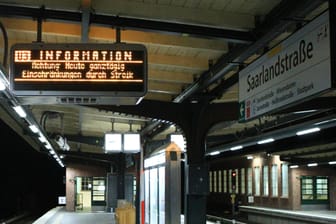 Ein menschenleerer U-Bahnsteig in Hamburg (Archivbild): Bereits im Oktober hatte Verdi die Hochbahn-Beschäftigten zum Streik aufgerufen.