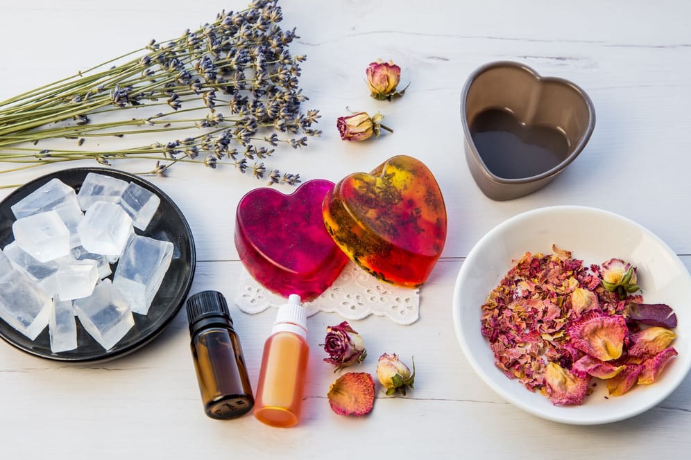 Seifenreste verwerten: Ob mit Rosenextrakt oder Lavendel, Ihre Seifenreste können Sie beliebig variieren.