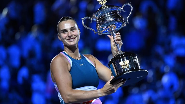 Triumph: Aryna Sabalenka stemmt die Siegestrophäe der Australian Open in die Höhe.