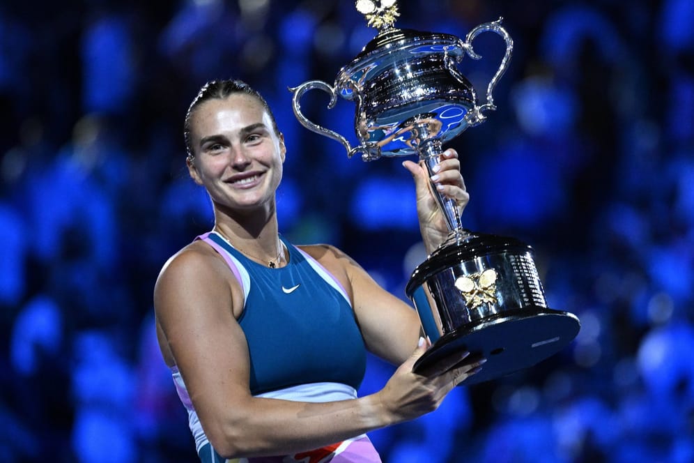 Triumph: Aryna Sabalenka stemmt die Siegestrophäe der Australian Open in die Höhe.