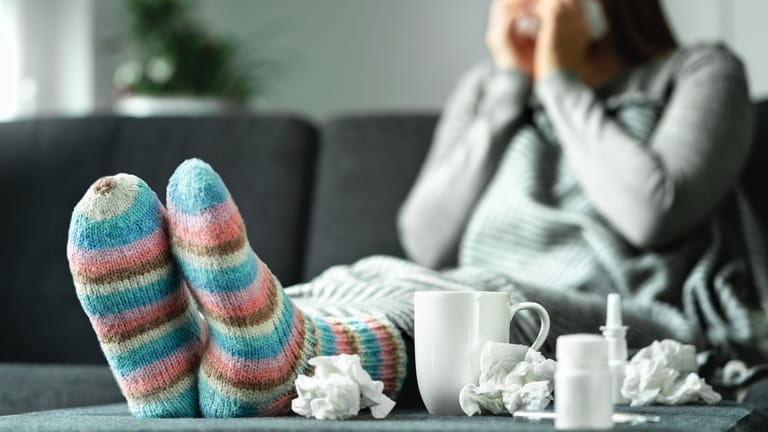 Erkältete Frau auf Couch