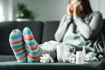 Erkältete Frau auf Couch