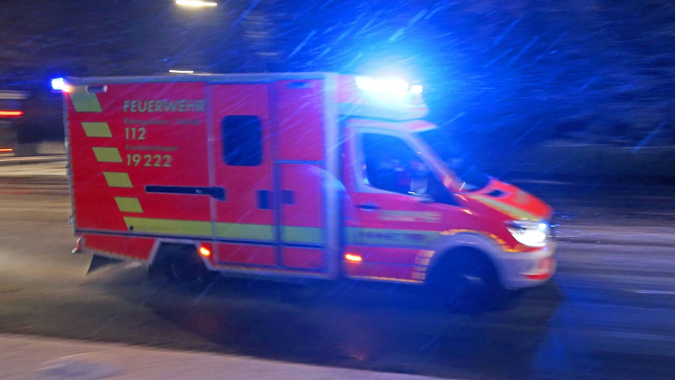 Ein Krankenwagen der Feuerwehr fährt mit Blaulicht im Einsatz (Symbolbild): In der Region Hannover wurde ein Mann schwer verletzt.