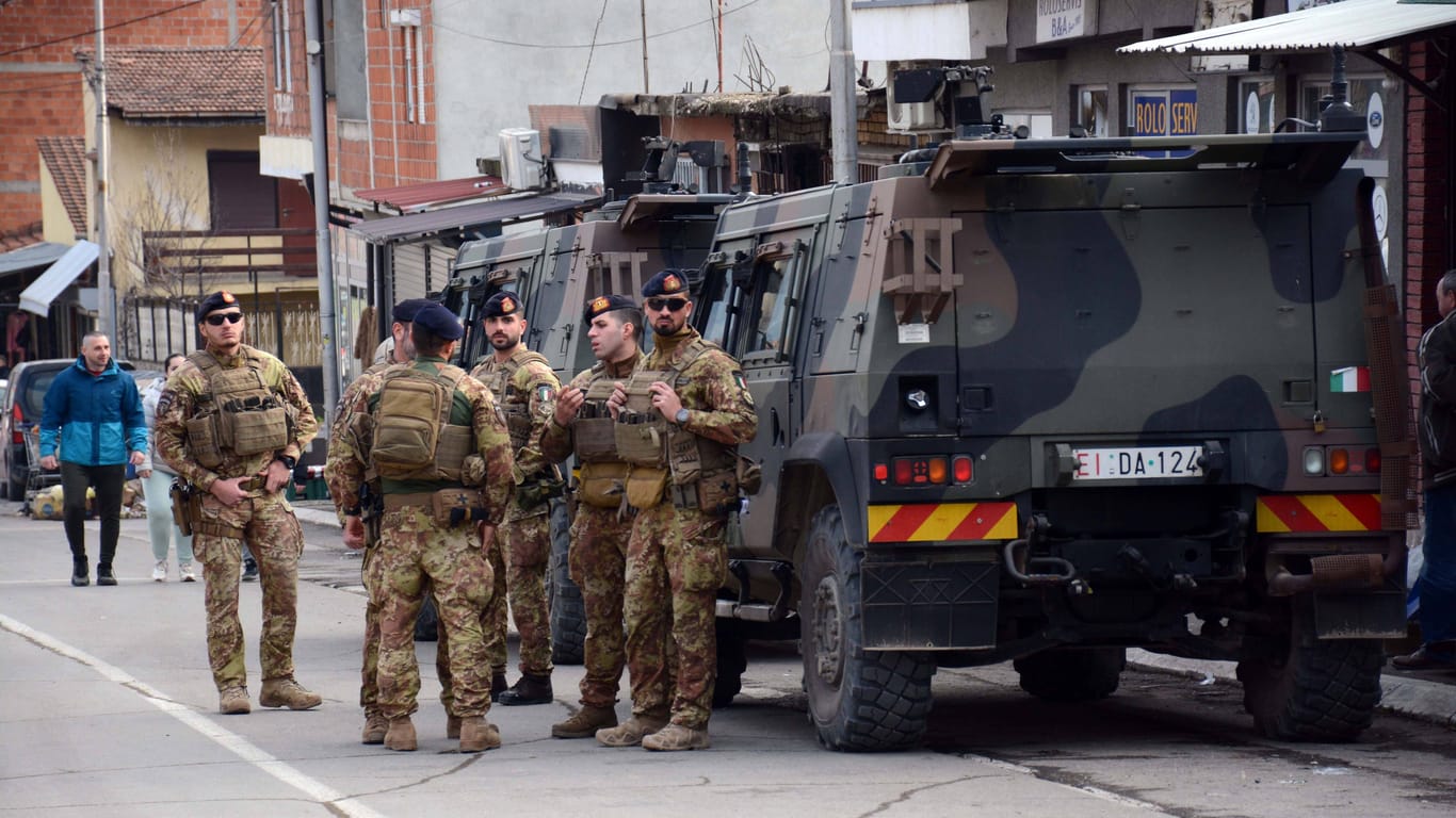 Soldaten der NATO-geführten Kosovo-Truppe KFOR in der Nähe einer Straßensperre: Die Kfor-Mission soll ihre "Anstrengungen im Verteidigungsbereich" stärken.