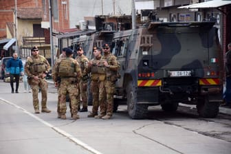 Soldaten der NATO-geführten Kosovo-Truppe KFOR in der Nähe einer Straßensperre: Die Kfor-Mission soll ihre "Anstrengungen im Verteidigungsbereich" stärken.