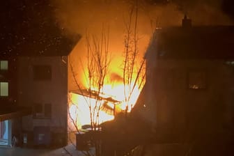 Das Feuer zwischen den Häusern: Hinten drohte auch noch ein Flüssiggastank zu explodieren.