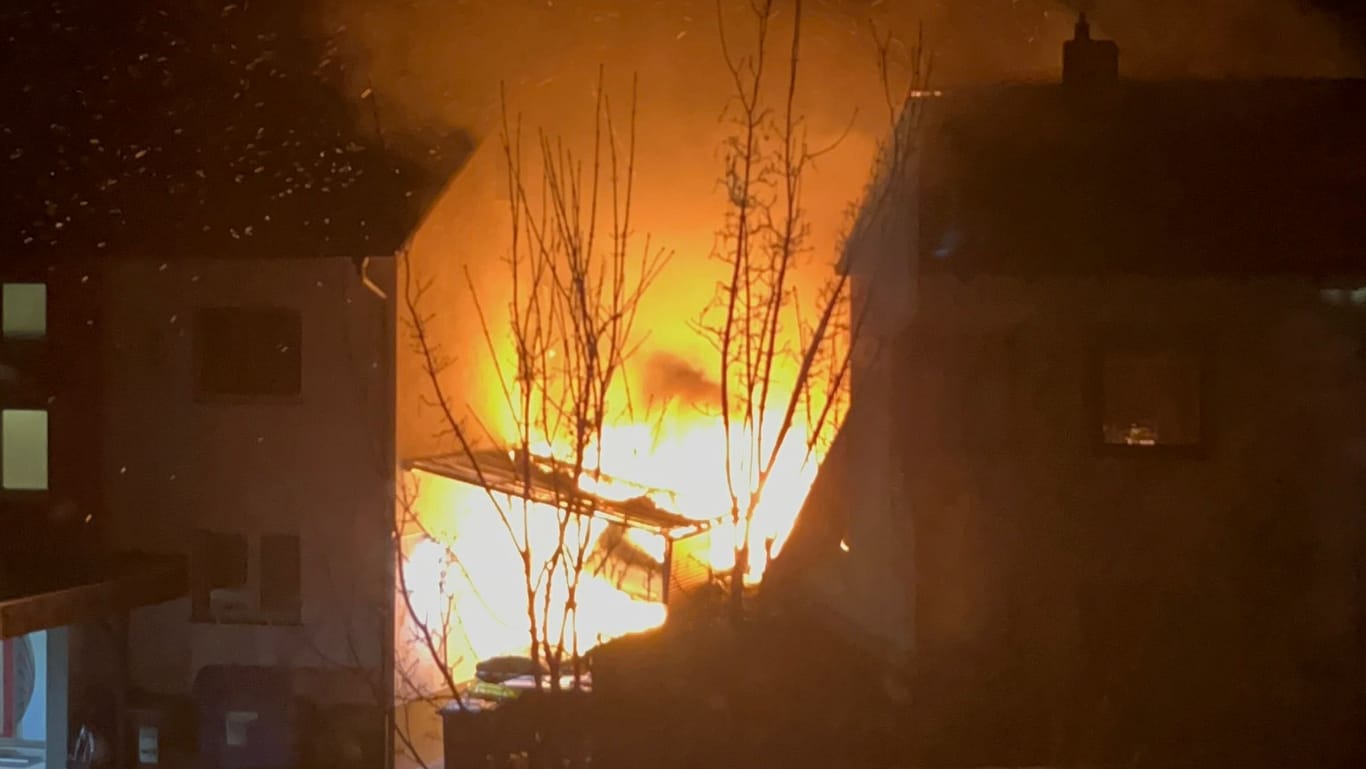 Das Feuer zwischen den Häusern: Hinten drohte auch noch ein Flüssiggastank zu explodieren.