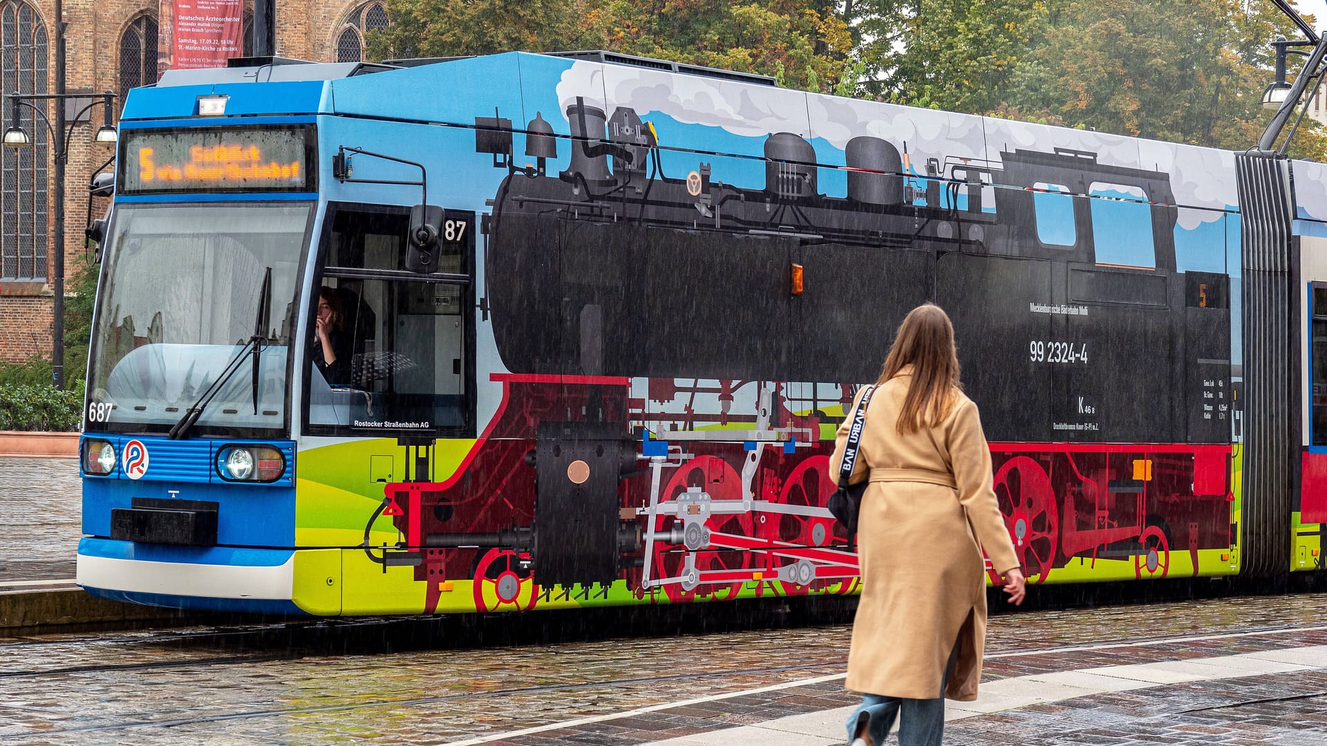 Rostocker Straßenbahn der Linie 5 (Archiv): Ein bisher Unbekannter saß hinter der 26-Jährigen. Rostocker Straßenbahn der Linie 5 (Archiv): Ein bisher Unbekannter saß hinter der 26-Jährigen.