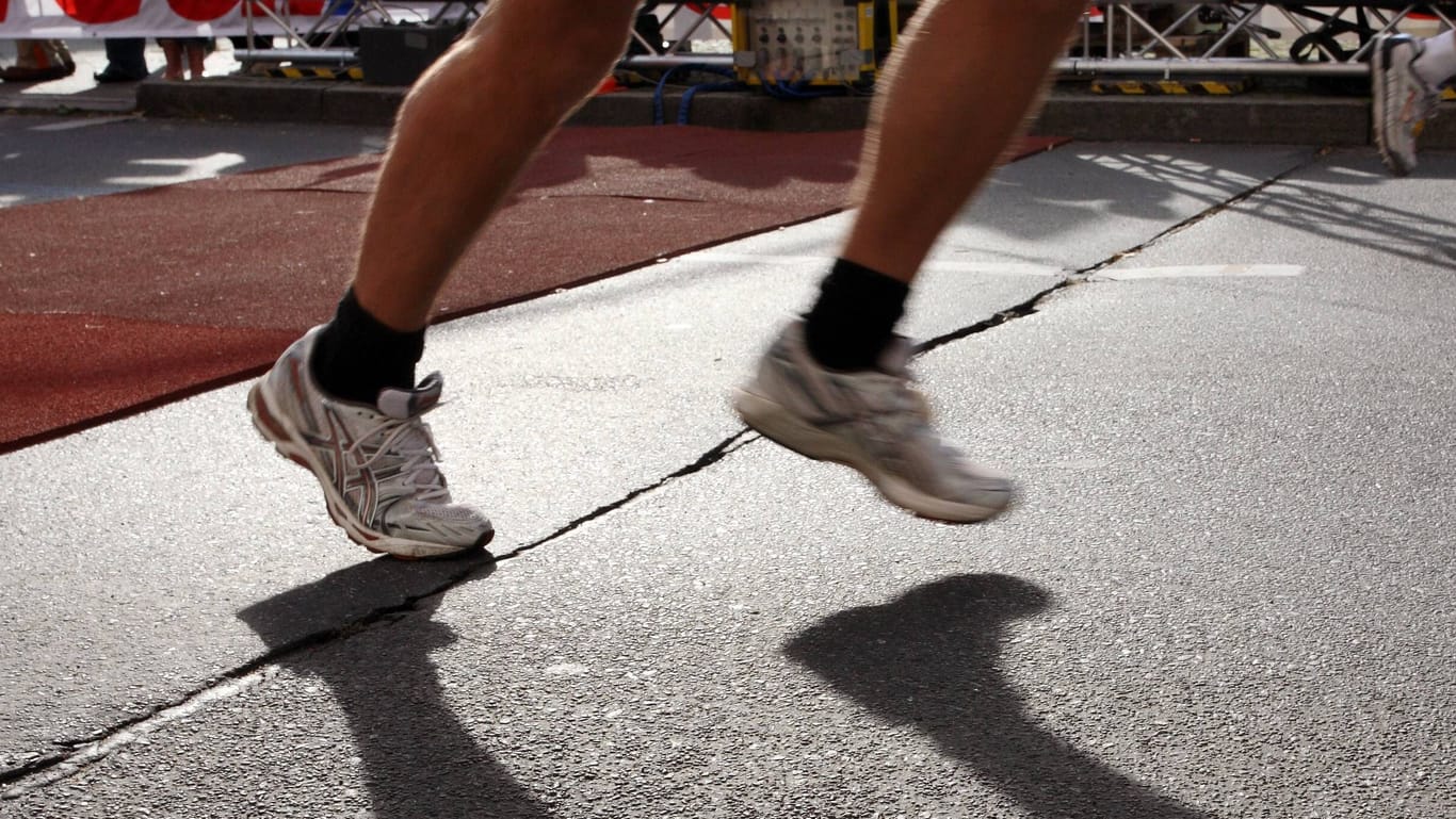Marathonläufer unterwegs (Symbolbild): Ein Brite ist die Distanz ein Jahr lang jeden Tag gelaufen.