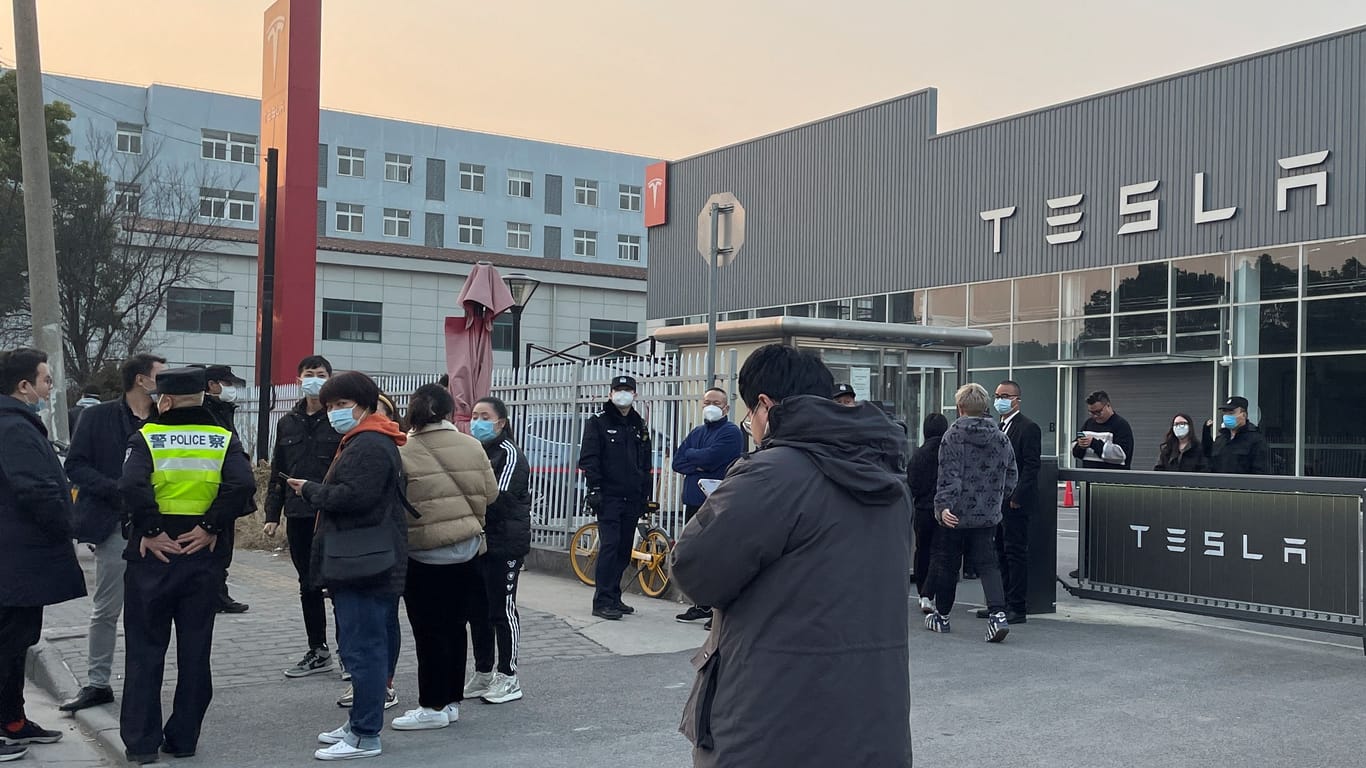 Verärgerte Tesla-Kunden vor einem Auslieferungszentrum der Firma in Shanghai: Sie hatten ihr Auto zuvor zu einem höheren Preis gekauft.