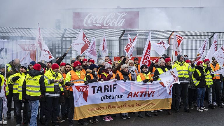 Coca-Cola-Mitarbeiter fordern eine bessere Vergütung (Archivbild): Die Gewerkschaft NGG kündigte Streik für Donnerstag an.