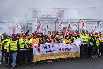 Coca-Cola-Mitarbeiter fordern eine bessere Vergütung (Archivbild): Die Gewerkschaft NGG kündigte Streik für Donnerstag an.