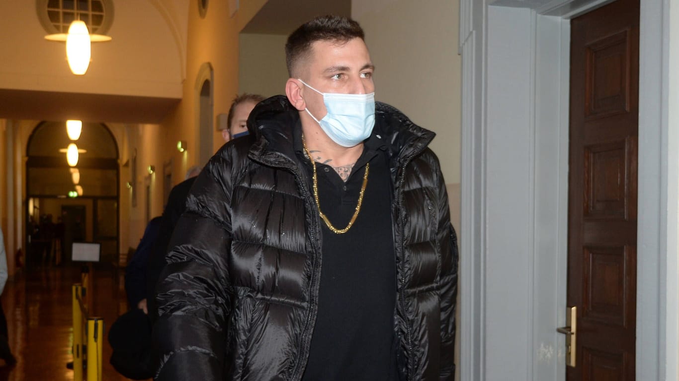 Kristoffer Jonas Klauß, besser bekannt als Rapper Gzuz, bei einem Gerichtstermin im Januar 2022: Er wurde zu einer 18-monatigen Haftstrafe verurteilt.