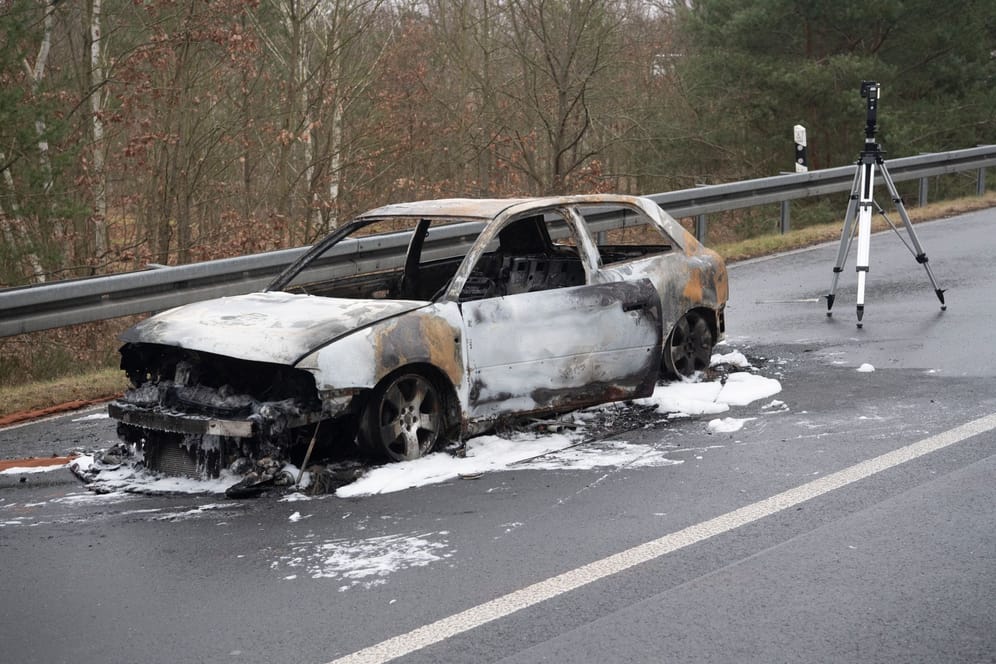 Ausgebranntes Auto auf der A115-Zufahrt: Laut Polizei waren die Täter damit wohl zum Überfall gekommen.