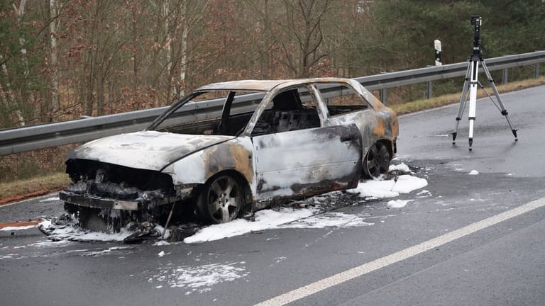 Ausgebranntes Auto auf der A115-Zufahrt: Laut Polizei waren die Täter damit wohl zum Überfall gekommen.