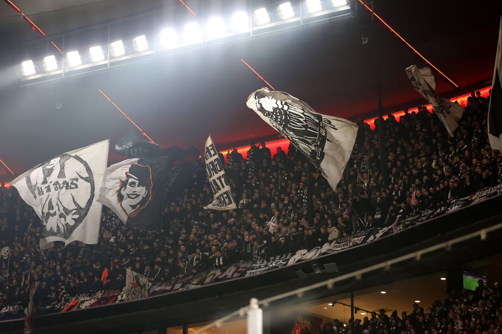 imago images 1023225943In der Allianz-Arena machten die Fans von Eintracht Frankfurt beim Bundesliga-Topspiel gegen den FC Bayern am Samstag Stimmung: Doch bereits davor fuhren sie am Marienplatz einen Heimsieg ein.