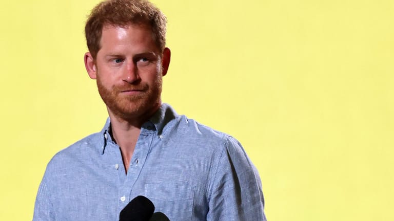 Prinz Harry: Er schreibt über Vaterschaftsgerüchte.