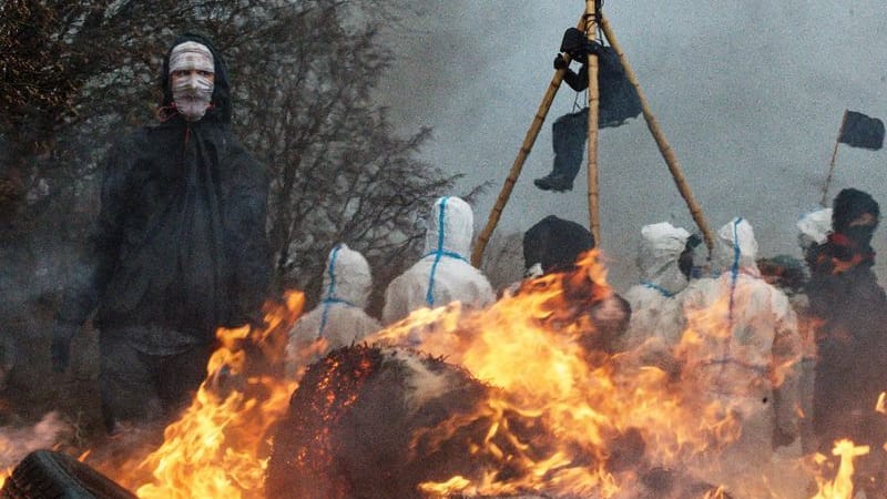 Barrikade vor den Gehöften von Lützerath: Während die Polizei Vorbereitungen zur geplanten Räumung des Dorfes Lützerath trifft, stecken Aktivisten Barrikaden in Brand.