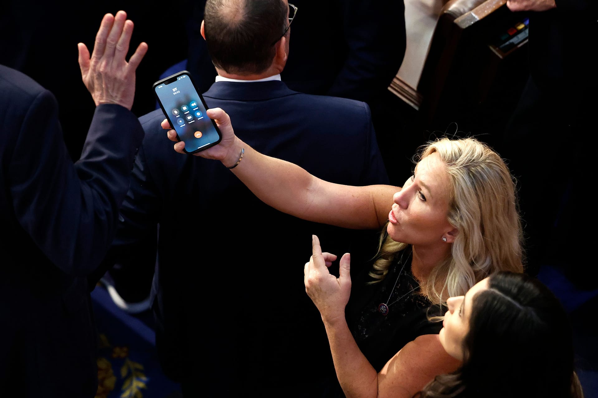 Marjorie Taylor Greene reicht Matt Rosendale ihr Handy: Offenbar telefonierte die ultrarechte Republikanerin mit Donald Trump.