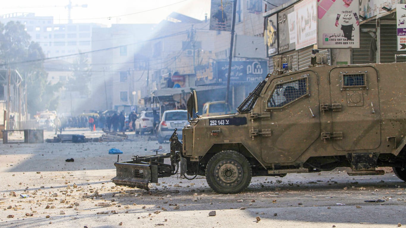 Israelische Militärfahrzeuge patrouillieren an der West Bank: Die Spannungen haben zugenommen.