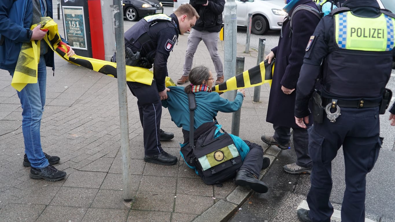 Aktivisten der Gruppierung Extinction Rebellion sind mit einer Aktion in Hamburg gescheitert.