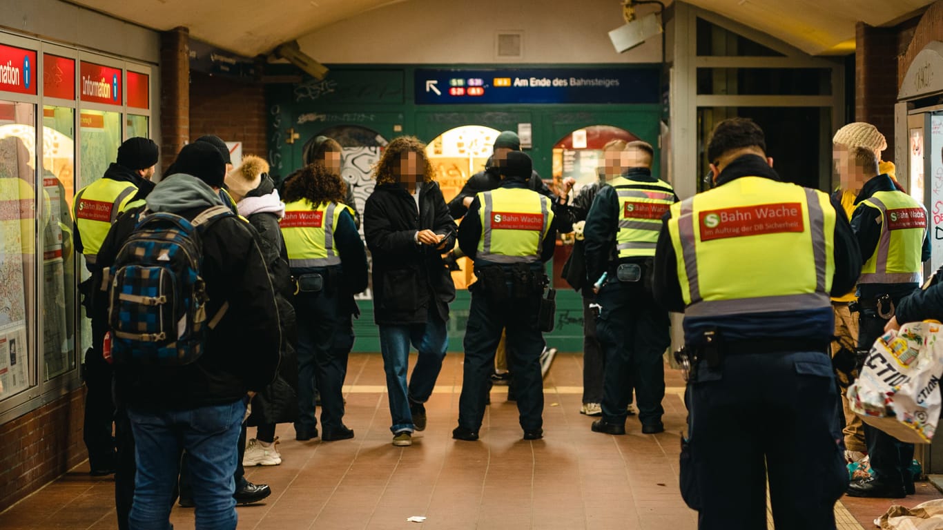 Abgangskontrolle an der Station Sternschanze: Im Jahr 2019 wurden in Hamburg 8.483 Verfahren wegen "Beförderungserschleichung" eingeleitet.