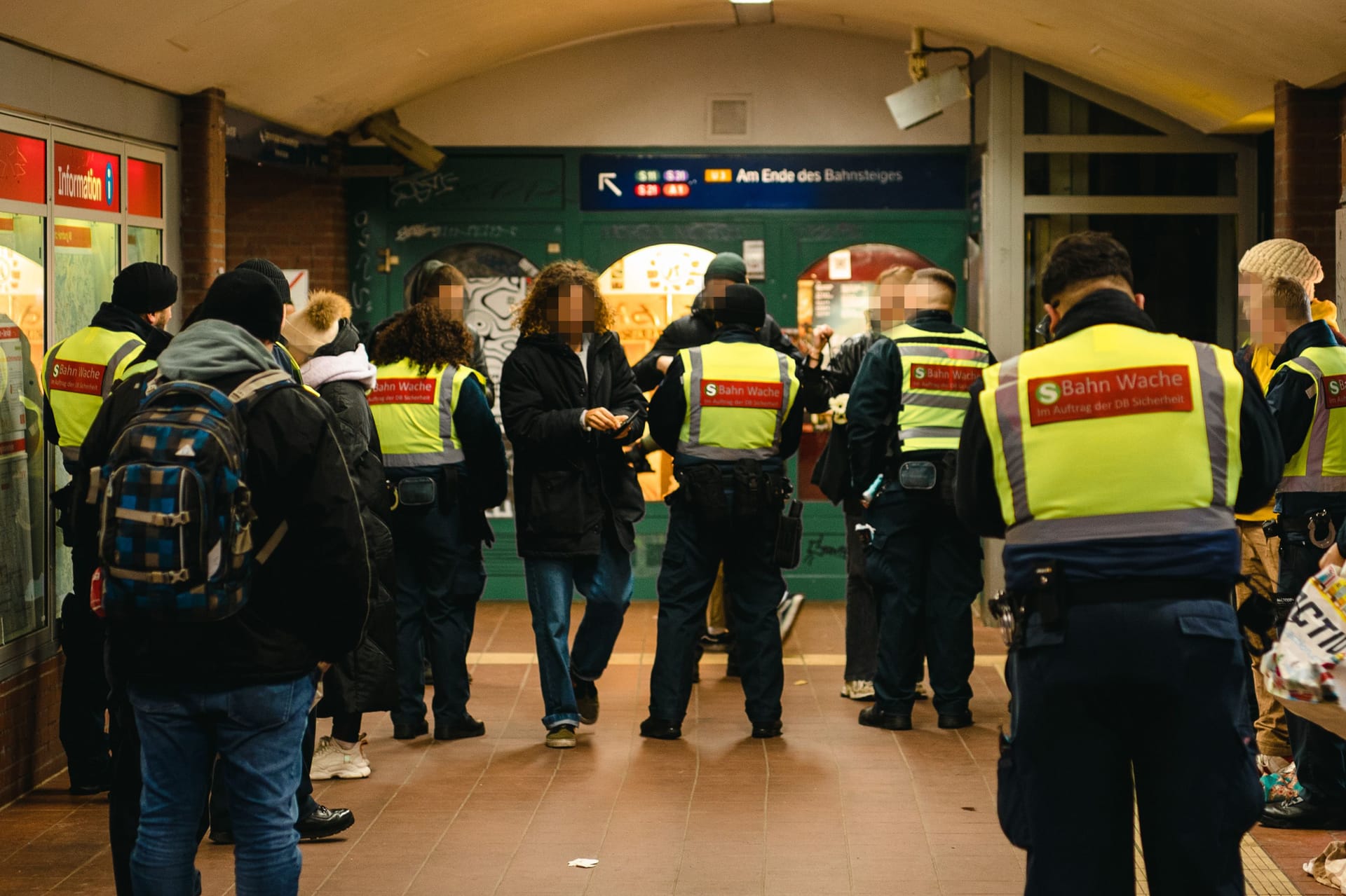 Abgangskontrolle an der Station Sternschanze: Im Jahr 2019 wurden in Hamburg 8.483 Verfahren wegen "Beförderungserschleichung" eingeleitet.