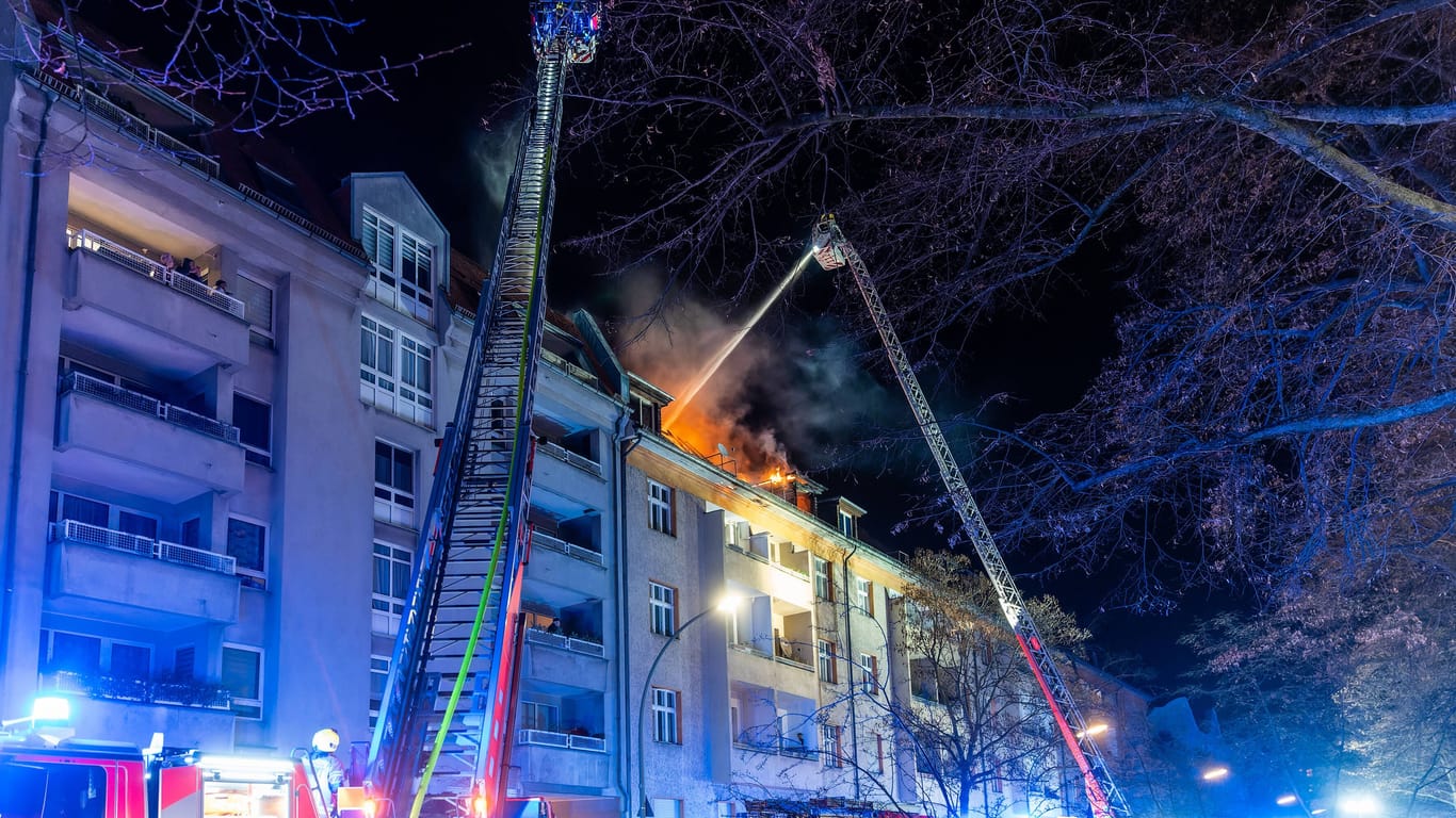 Löscharbeiten an einem Dachstuhlbrand in der Silvesternacht in Neukölln: Dutzende Einsatzkräfte wurden an dem Abend verletzt.