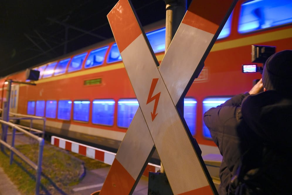 Ein Regionalzug verlässt den Bahnhof Brokstedt: Ibrahim A. könnte während seiner Tat unter Drogen gestanden haben, so sein Verteidiger.