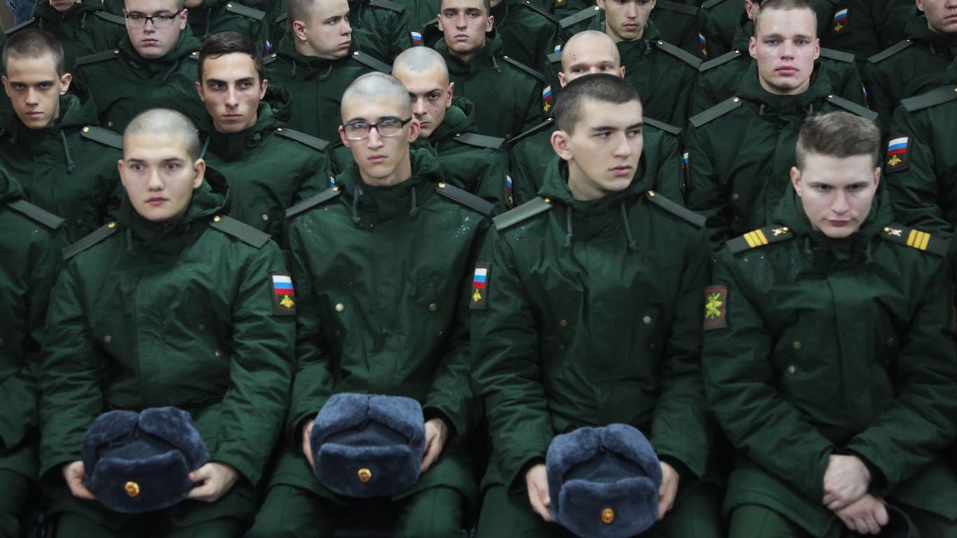 Junge Männer in der Krim-Stadt Simferopol bei einer Ansprache nach ihrer EInziehung ins russische Militär. Putin will seine Armee auf mehr als 2 Millionen Soldaten vergrößern.