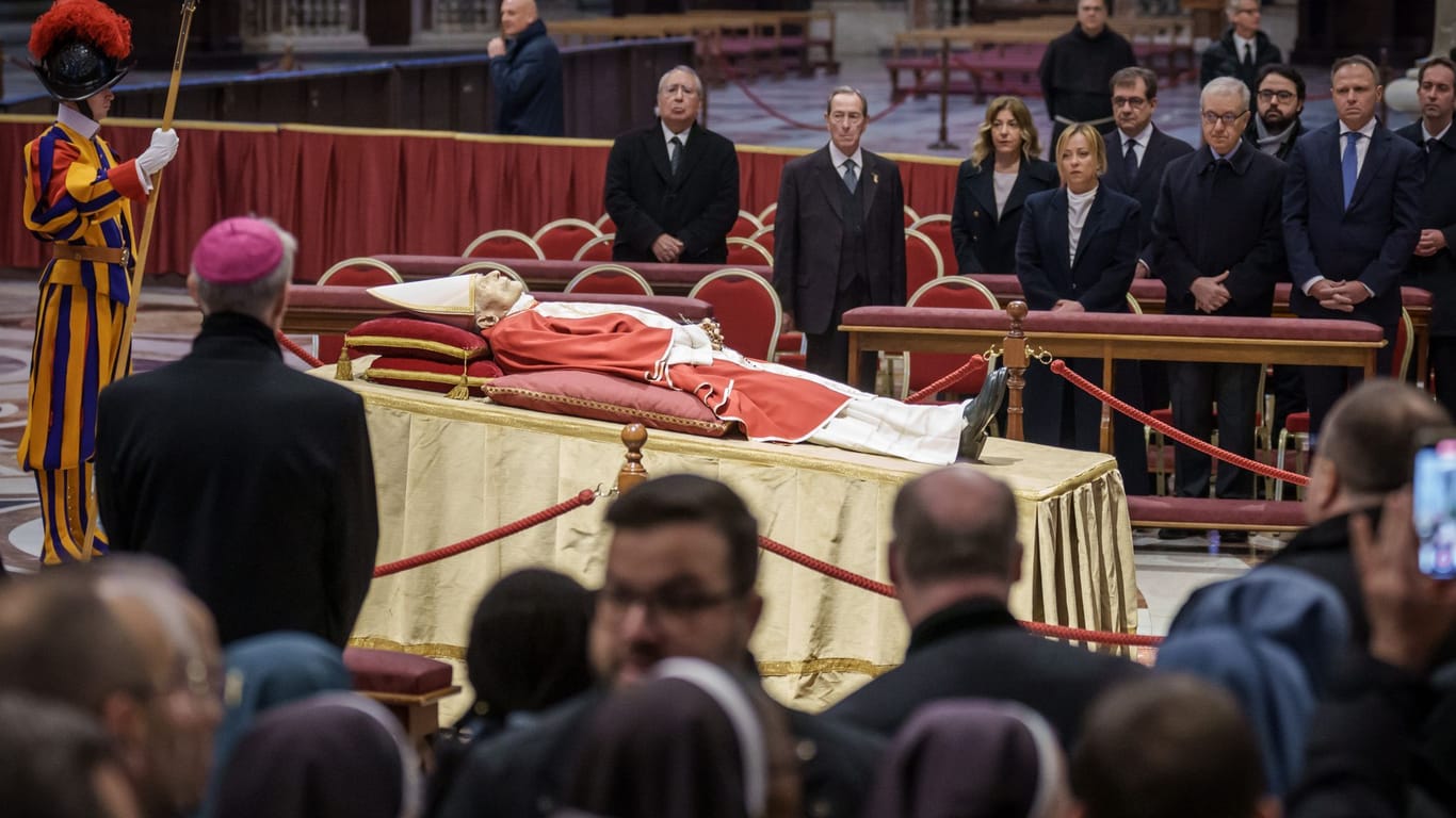 Giorgia Meloni (hinten M), Ministerpräsidentin von Italien, erweist dem emeritierten Papst die letzte Ehre: Benedikt XVI. war am Samstag gestorben.