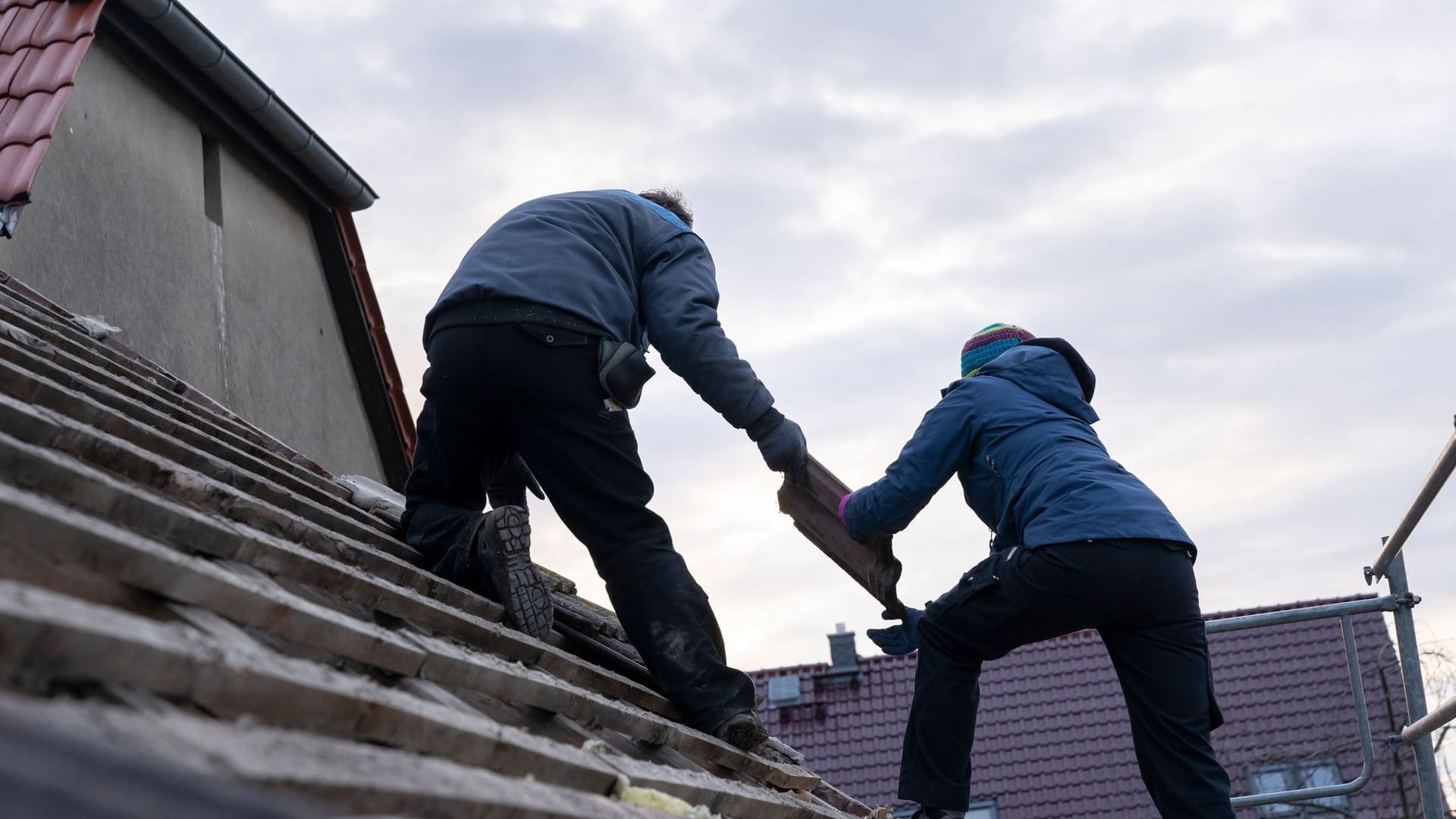 Ist das Dach dicht? Viele Immobilienkäufer achten bei der Besichtigung auf die Aufteilung und Anzahl der Räume, weniger auf die Bausubstanz.