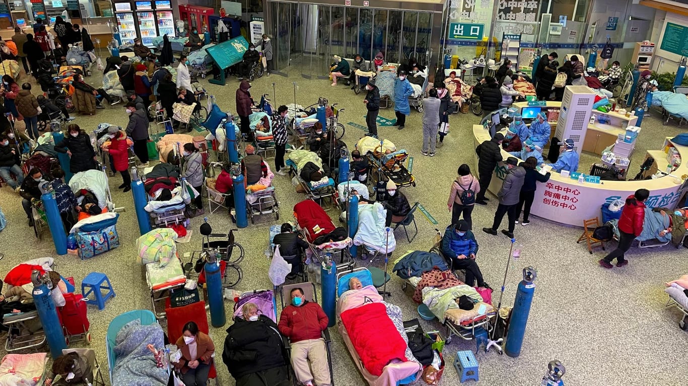 Patienten liegen in der Eingangshalle im Krankenhaus in Shanghai: Das Auswärtige Amt rät von nicht notwendigen Reisen nach China ab.