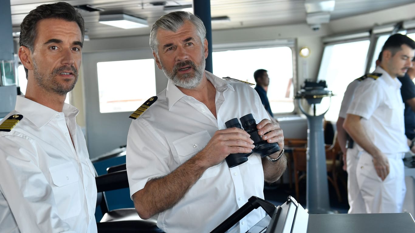 Die "Traumschiff"-Crew: Kapitän Max Parger (Florian Silbereisen) und Staff-Kapitän Martin Grimm (Daniel Morgenroth).