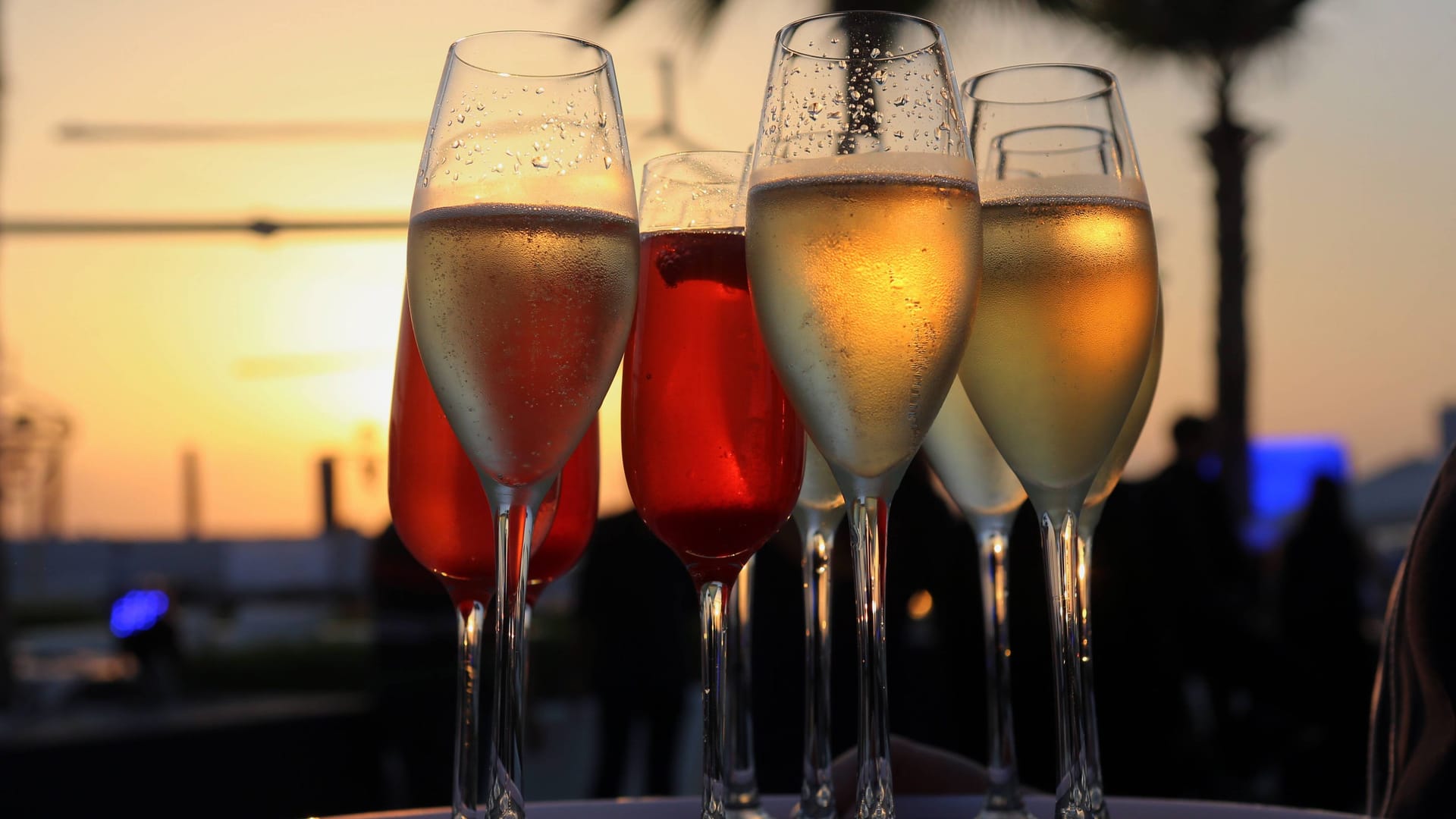 Gläser mit Champagner in Dubai (Archivbild): Die Stadt in den Vereinigten Arabischen Emiraten will für Touristinnen und Touristen attraktiver werden. Gläser mit Champagner in Dubai (Archivbild): Die Stadt in den Vereinigten Arabischen Emiraten will für Touristinnen und Touristen attraktiver werden.