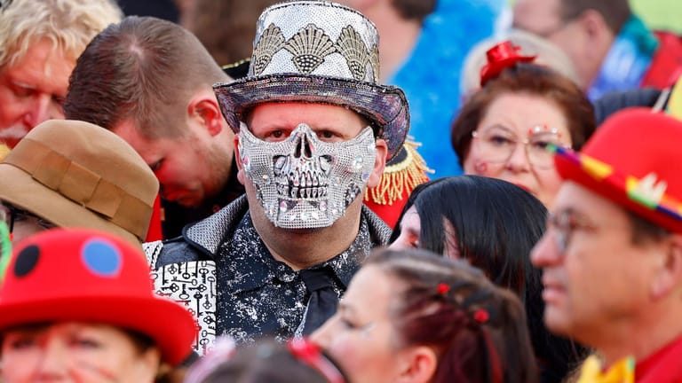 Jecken und Narren feiern ausgelassen am 11.11.2022 (Archivbild): Auch im Karneval gibt es Grenzen, so wie bei der Wahl des Kostüms.
