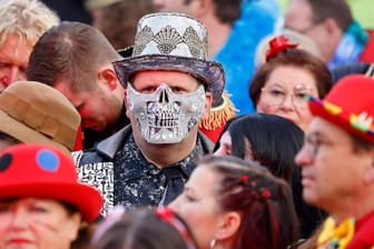 Jecken und Narren feiern ausgelassen am 11.11.2022 (Archivbild): Auch im Karneval gibt es Grenzen, so wie bei der Wahl des Kostüms.