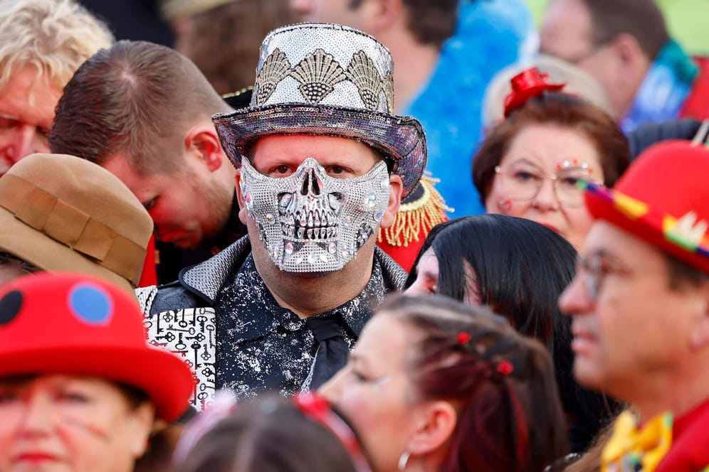 Jecken und Narren feiern ausgelassen am 11.11.2022 (Archivbild): Auch im Karneval gibt es Grenzen, so wie bei der Wahl des Kostüms.