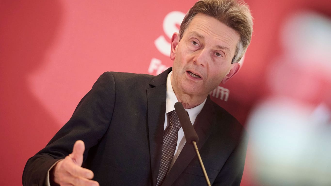 Der SPD-Fraktionsvorsitzende Rolf Mützenich gilt als ausgesprochener Kritiker von Waffenlieferungen an die Ukraine.