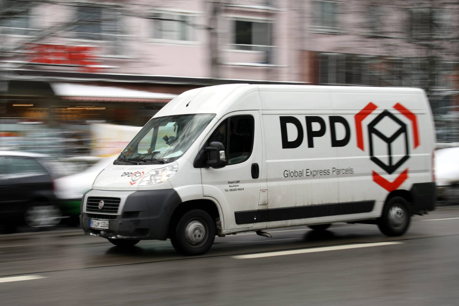 Transporter des Deutschen Paketdienst in München (Archivbild). Ausgerechnet vor Weihnachten streiken Mitarbeiter der Logistikbranche in Bayern.