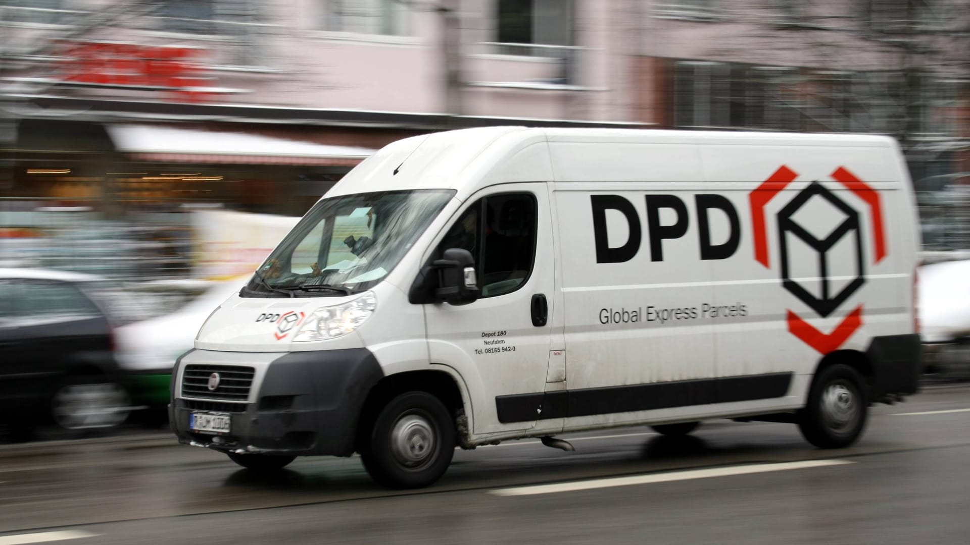 Transporter des Deutschen Paketdienst in München (Archivbild). Ausgerechnet vor Weihnachten streiken Mitarbeiter der Logistikbranche in Bayern.