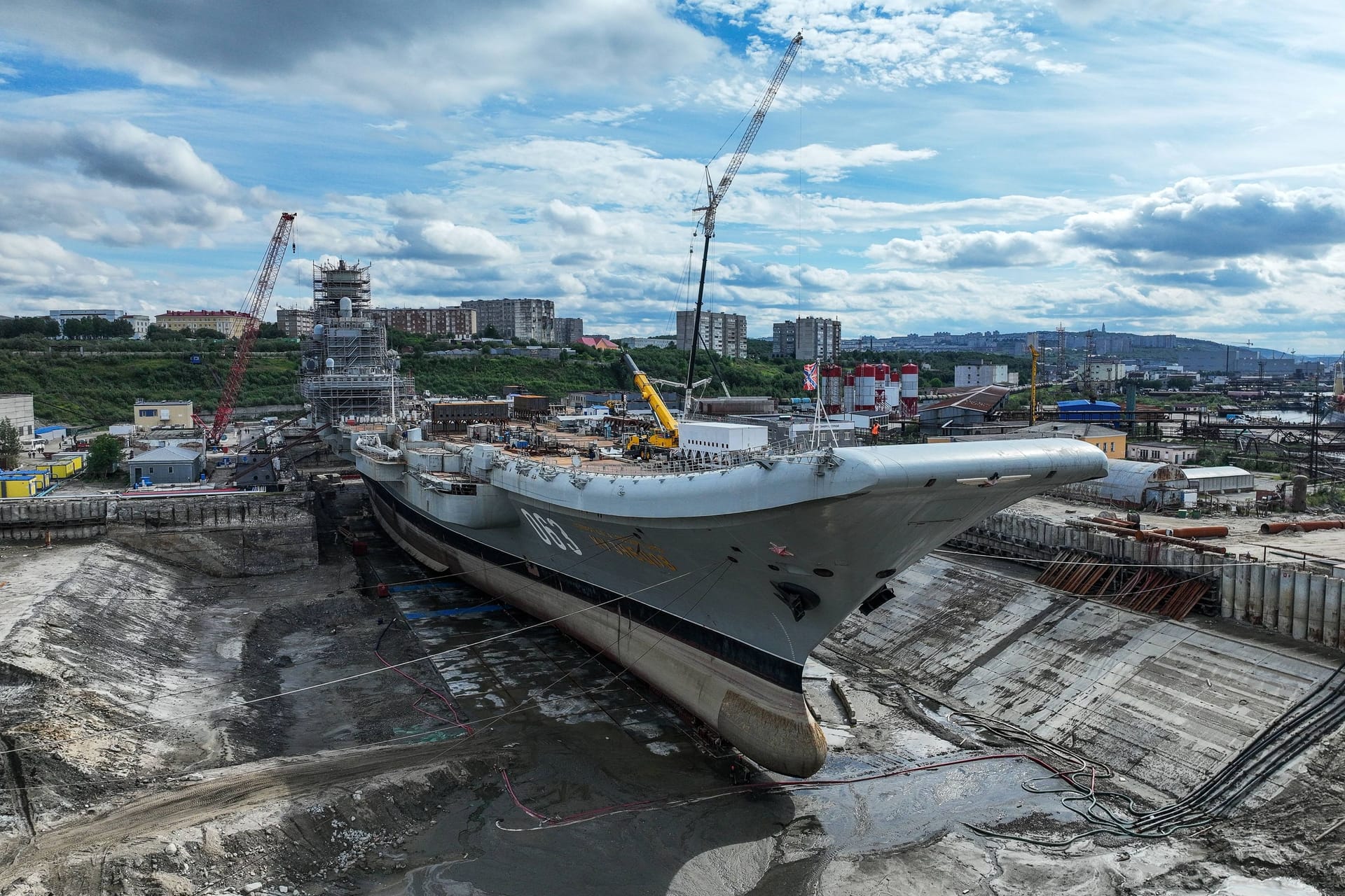 Die "Admiral Kusnezow" in der Werft von Murmansk in Nordrussland (Archivbild): Russlands einziger Flugzeugträger liegt aufgrund seines kritischen Zustands auf dem Trockenen.