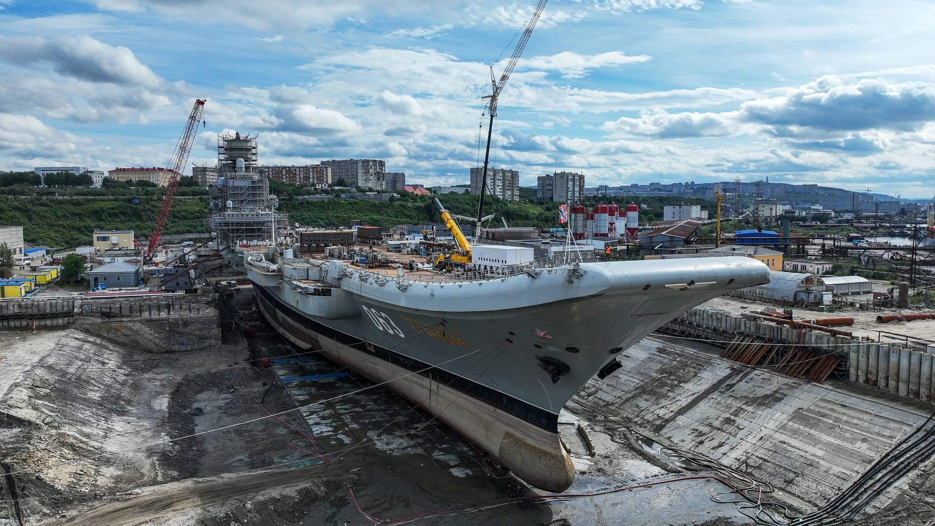 Die "Admiral Kusnezow" in der Werft von Murmansk in Nordrussland (Archivbild): Russlands einziger Flugzeugträger liegt aufgrund seines kritischen Zustands auf dem Trockenen.