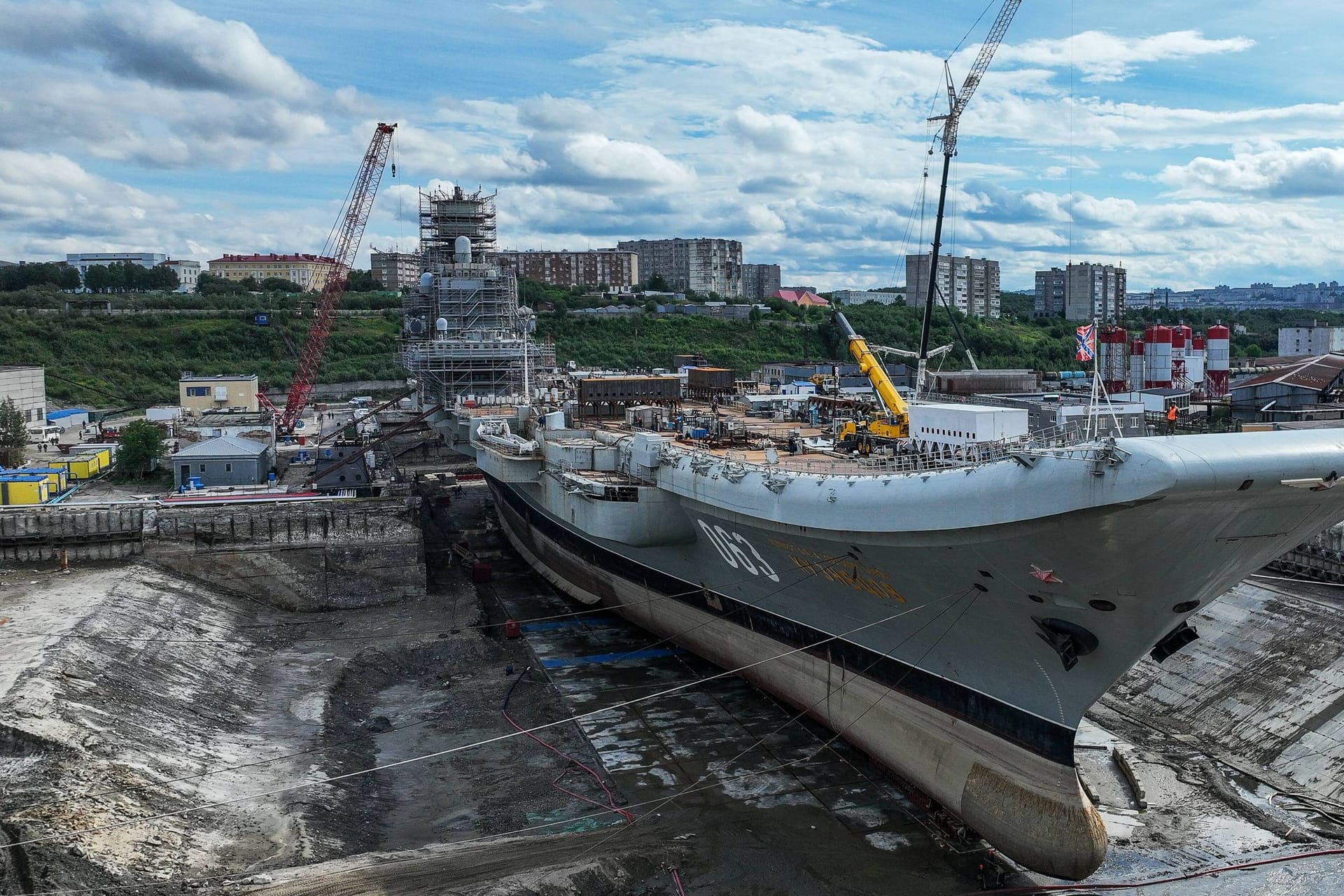 Die "Admiral Kusnezow" in der Werft von Murmansk in Nordrussland (Archivbild): Russlands einziger Flugzeugträger liegt aufgrund seines kritischen Zustands auf dem Trockenen.