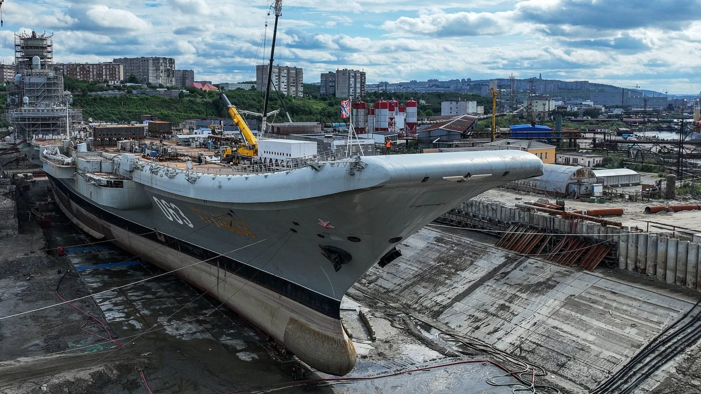Die "Admiral Kusnezow" in der Werft von Murmansk in Nordrussland (Archivbild): Russlands einziger Flugzeugträger liegt aufgrund seines kritischen Zustands auf dem Trockenen.